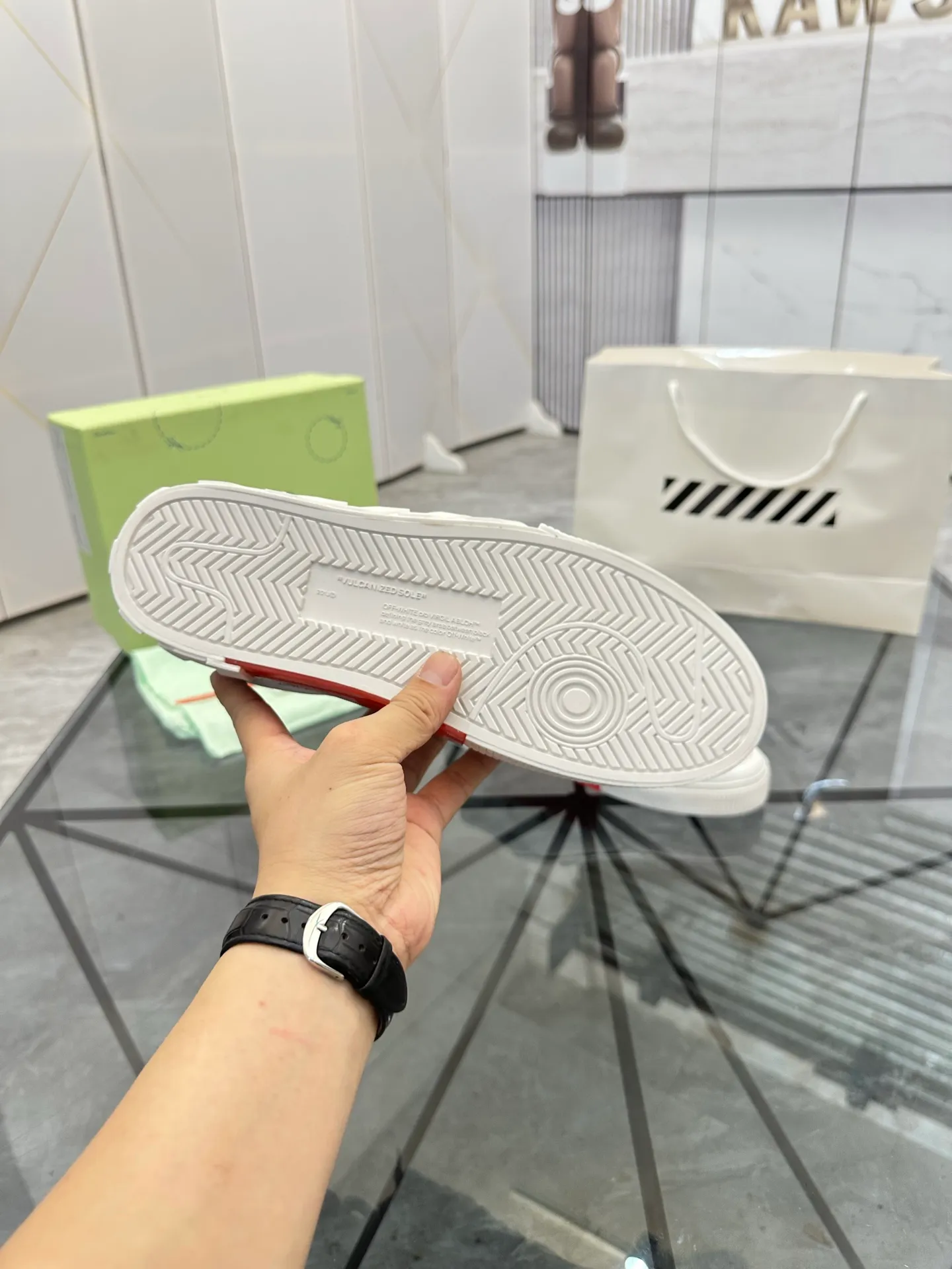 Selling men's shoes 💰: 💰P440¥ Product trademark: OFF WHITE *"OFF WHITE*" low-top casual shoes Regular size: 35-45 (can be customized to 46) Couple style Product material: imported cowhide upper, breathable lining, original outsole. No.: H203